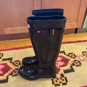 Hunter Original Tall Gloss Rain Boots in black in almost new condition